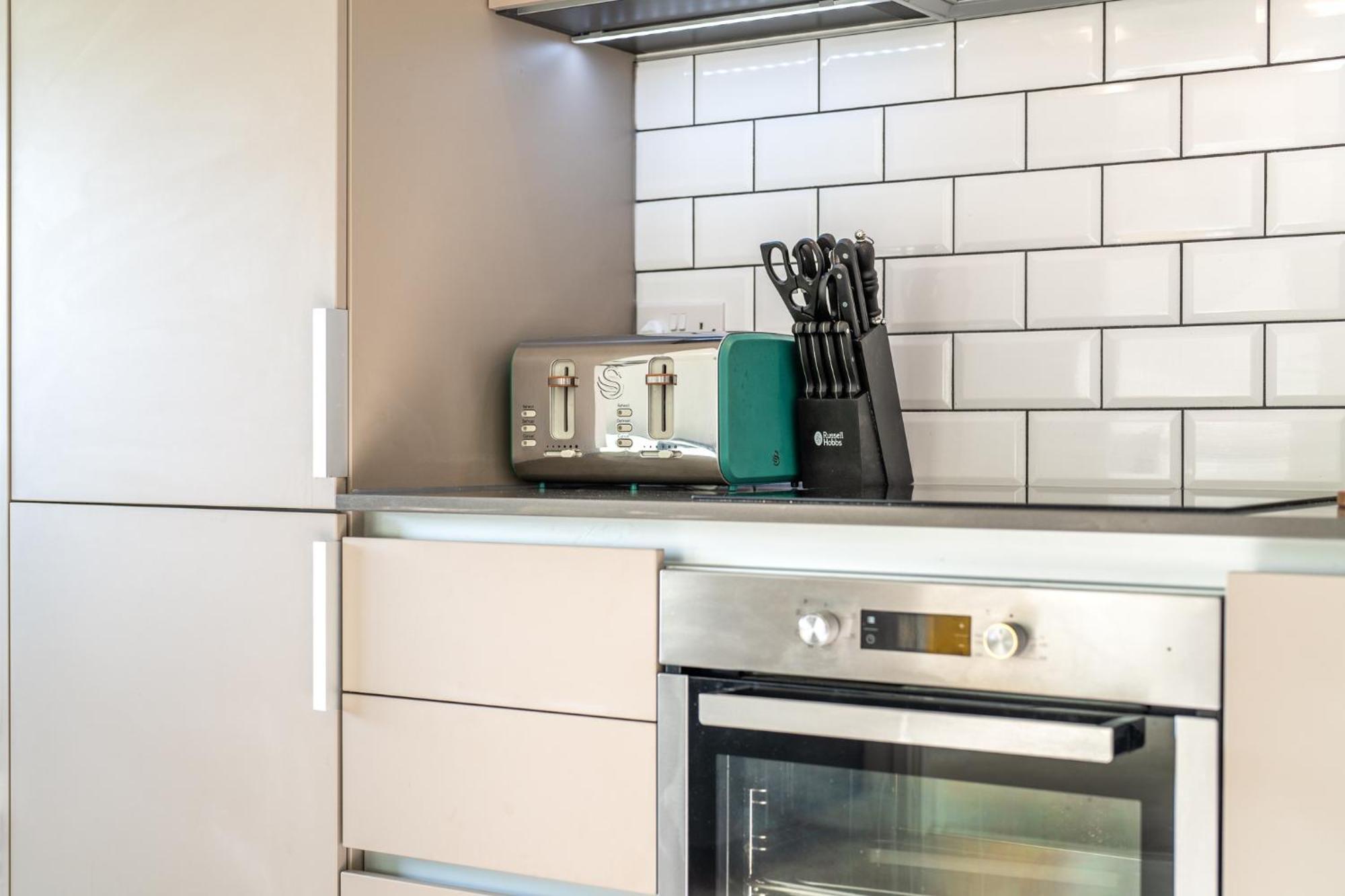 Luxury 1 Bedroom Serviced Apartment With Roof Terrace & Gym スティーブネージ エクステリア 写真