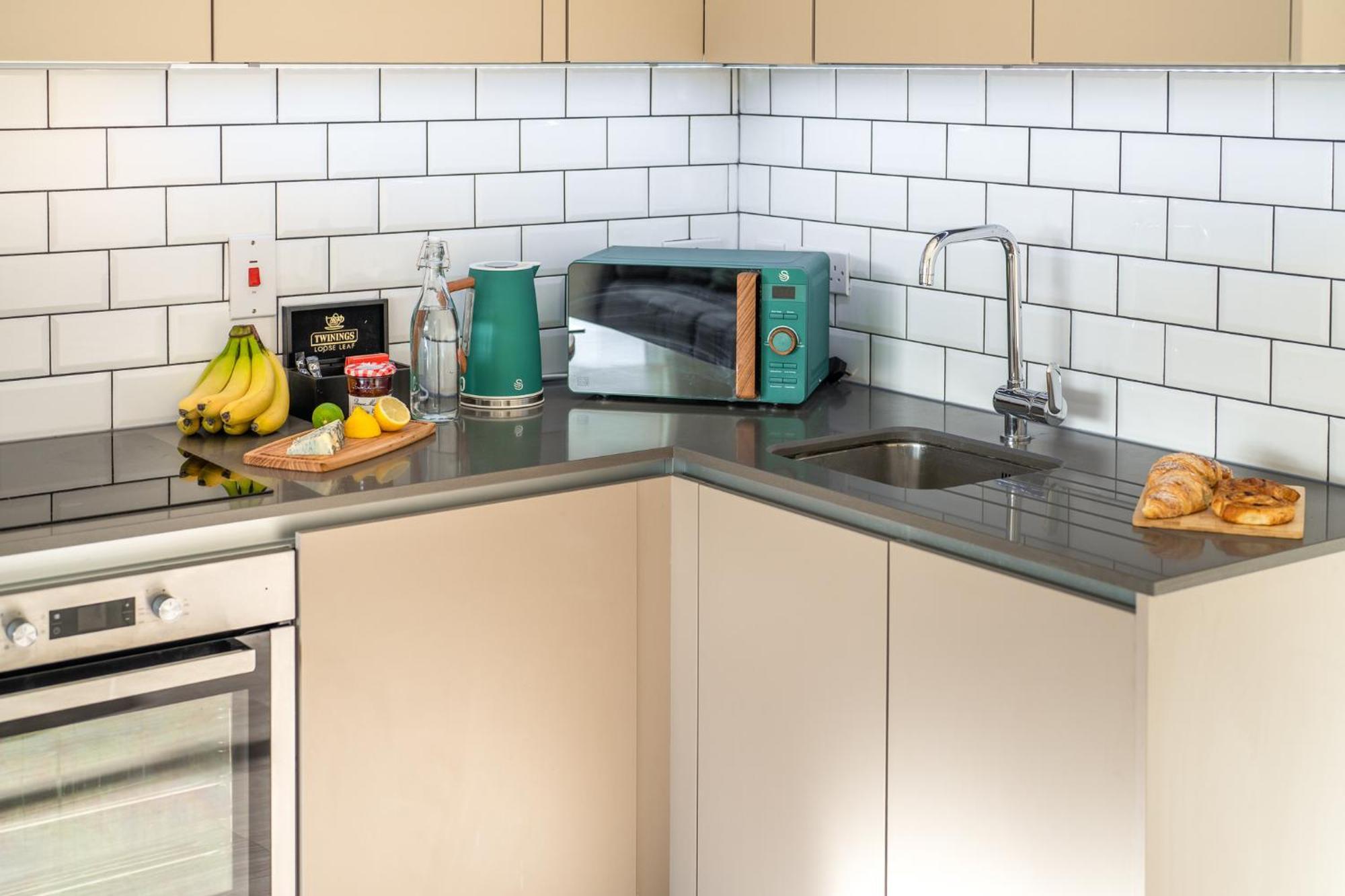 Luxury 1 Bedroom Serviced Apartment With Roof Terrace & Gym スティーブネージ エクステリア 写真