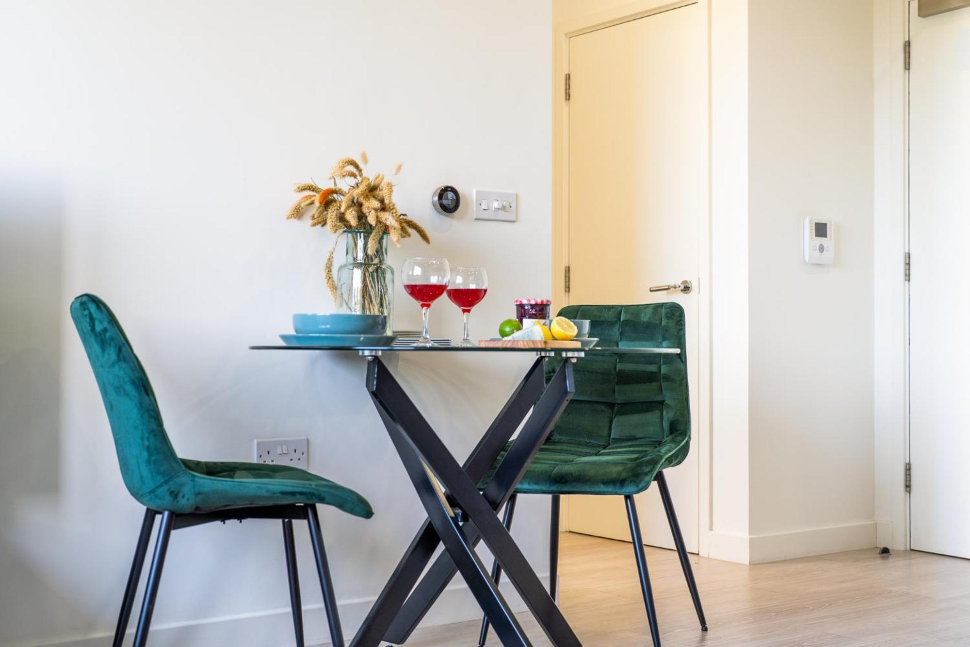 Luxury 1 Bedroom Serviced Apartment With Roof Terrace & Gym スティーブネージ エクステリア 写真