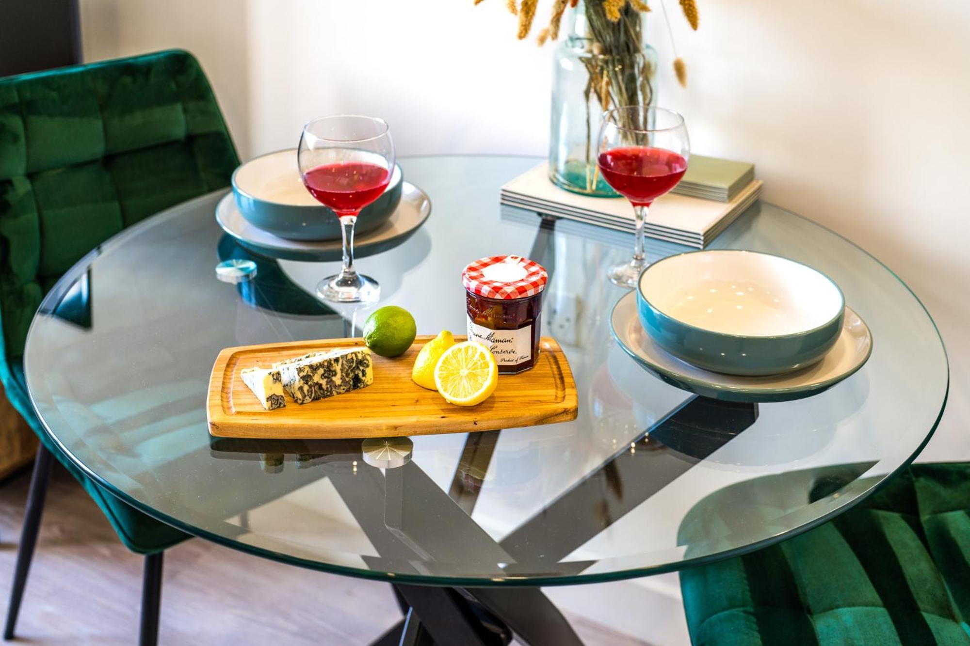 Luxury 1 Bedroom Serviced Apartment With Roof Terrace & Gym スティーブネージ エクステリア 写真