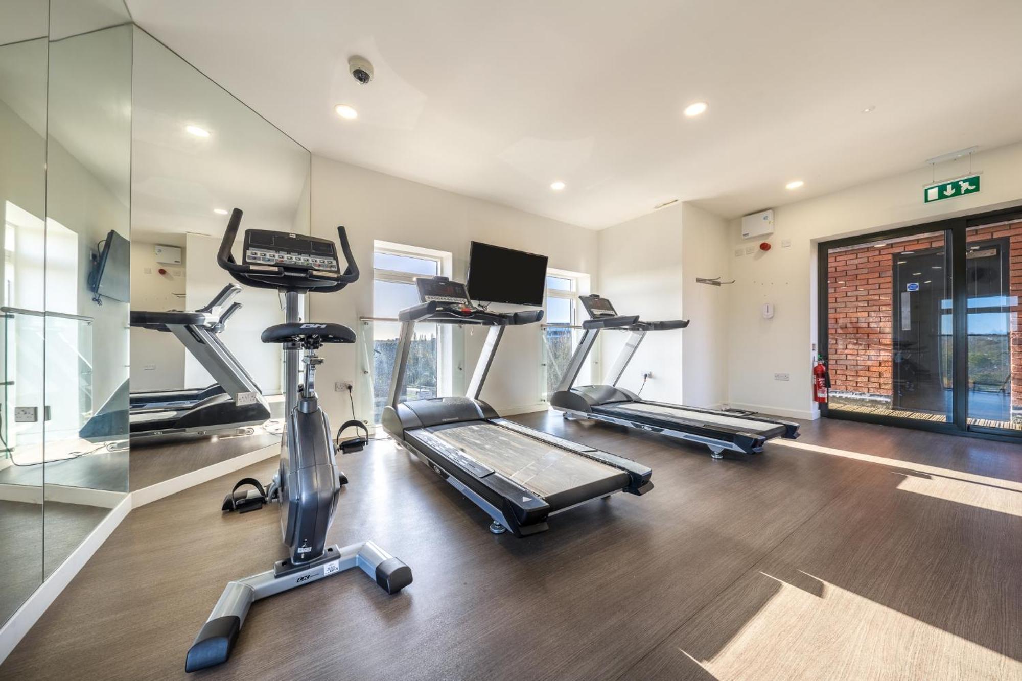 Luxury 1 Bedroom Serviced Apartment With Roof Terrace & Gym スティーブネージ エクステリア 写真